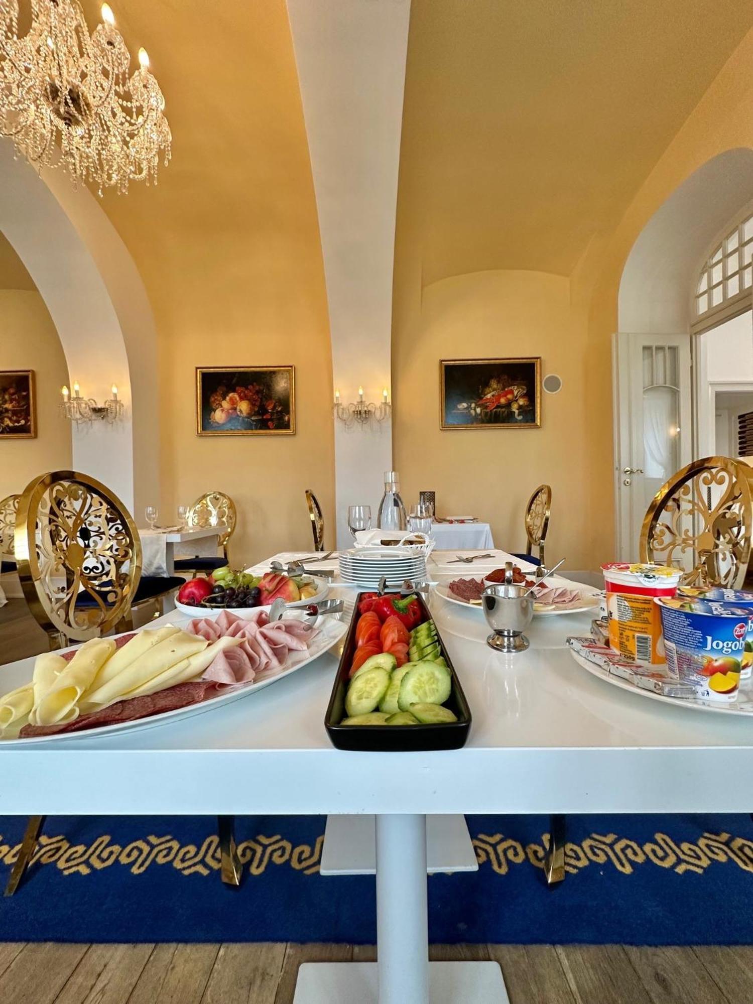 Art Hotel Kastiel Tomášov Bagian luar foto
