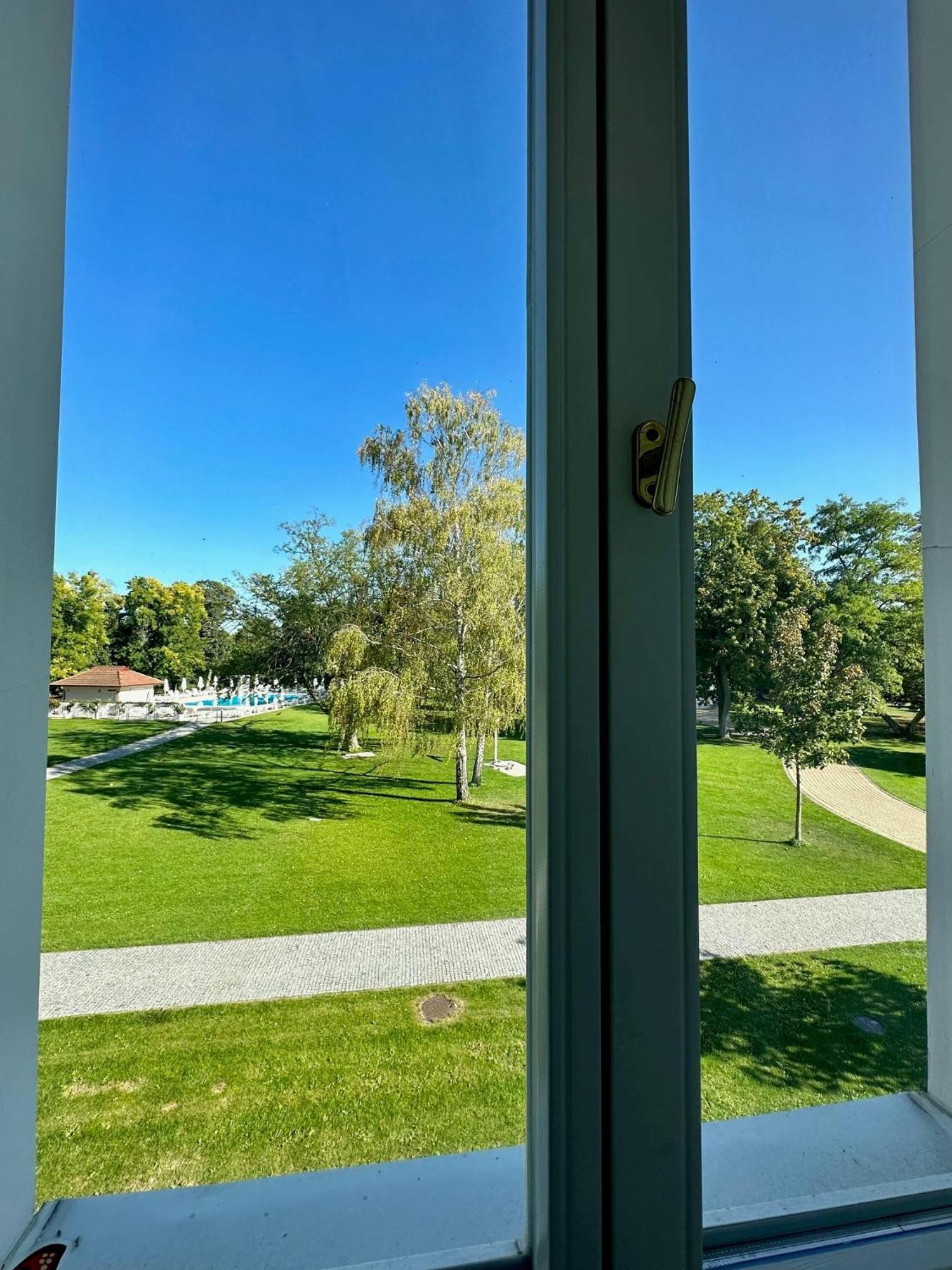 Art Hotel Kastiel Tomášov Bagian luar foto